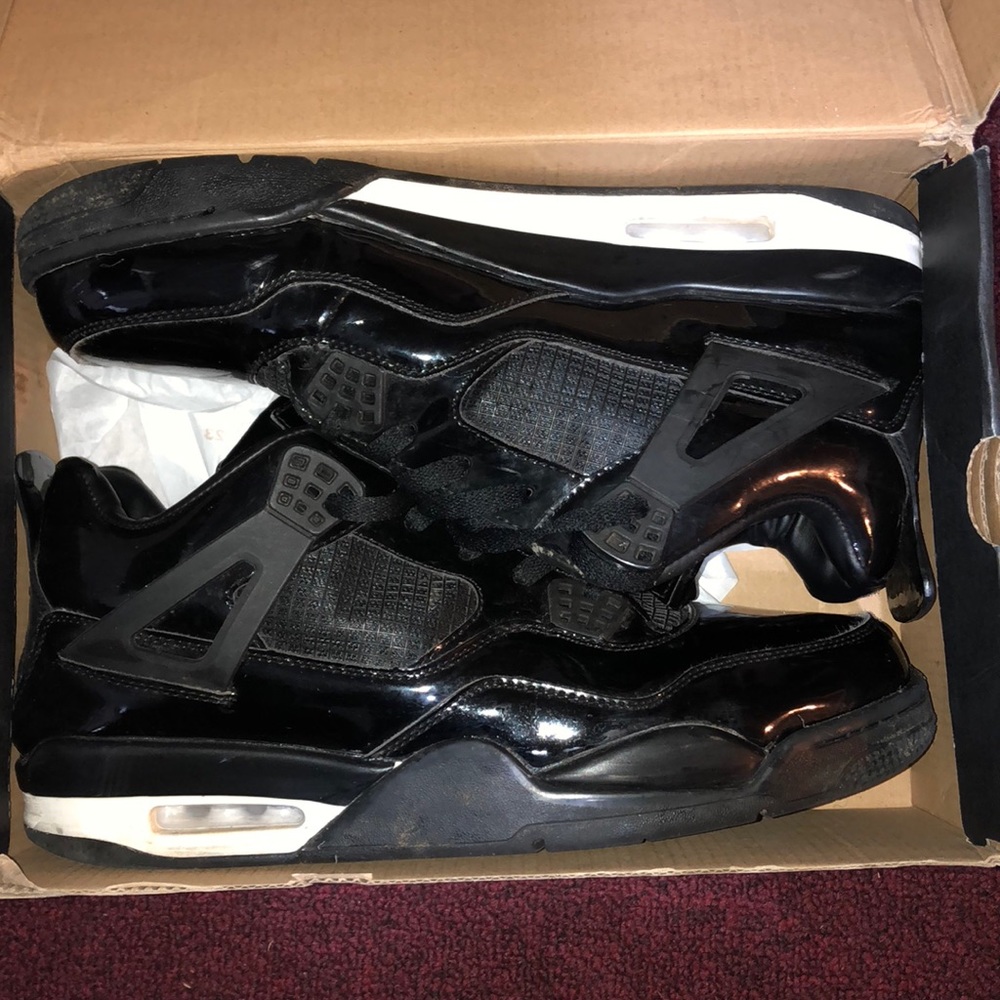 AIR JORDAN RETRO 4s.                  Gucci Nike